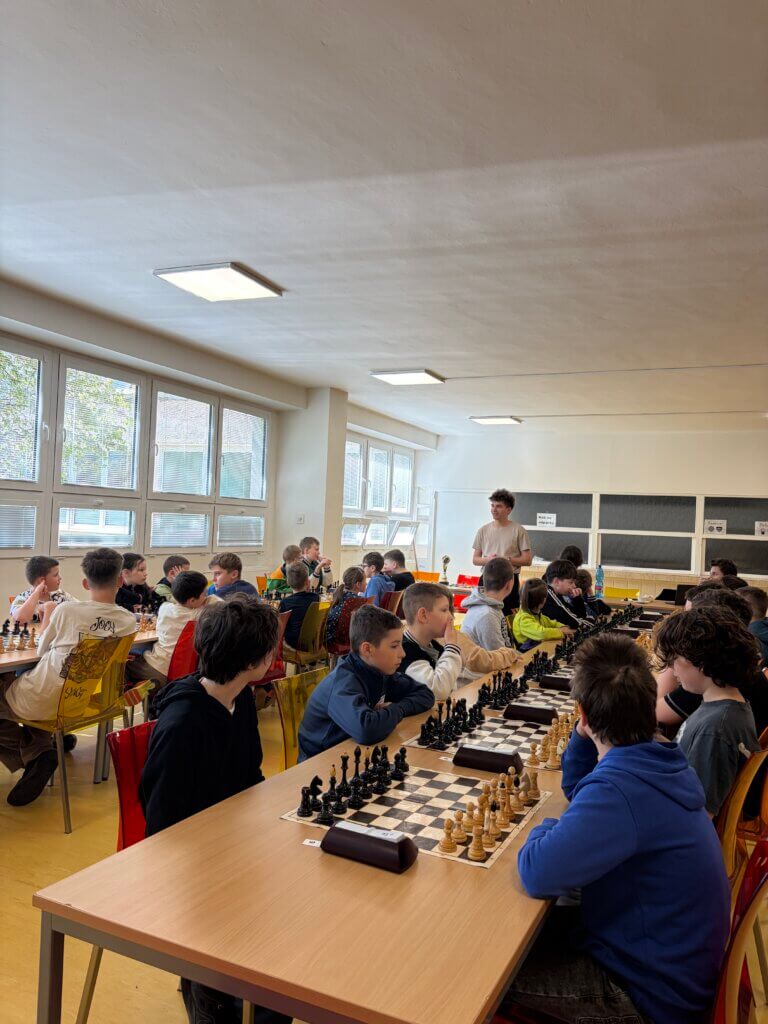 Hráči pri šachovniciach na turnaji Felix